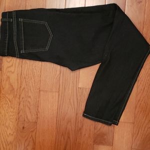 Women's Jeans size 9 / 31 in length neverworn. Skinny leg.